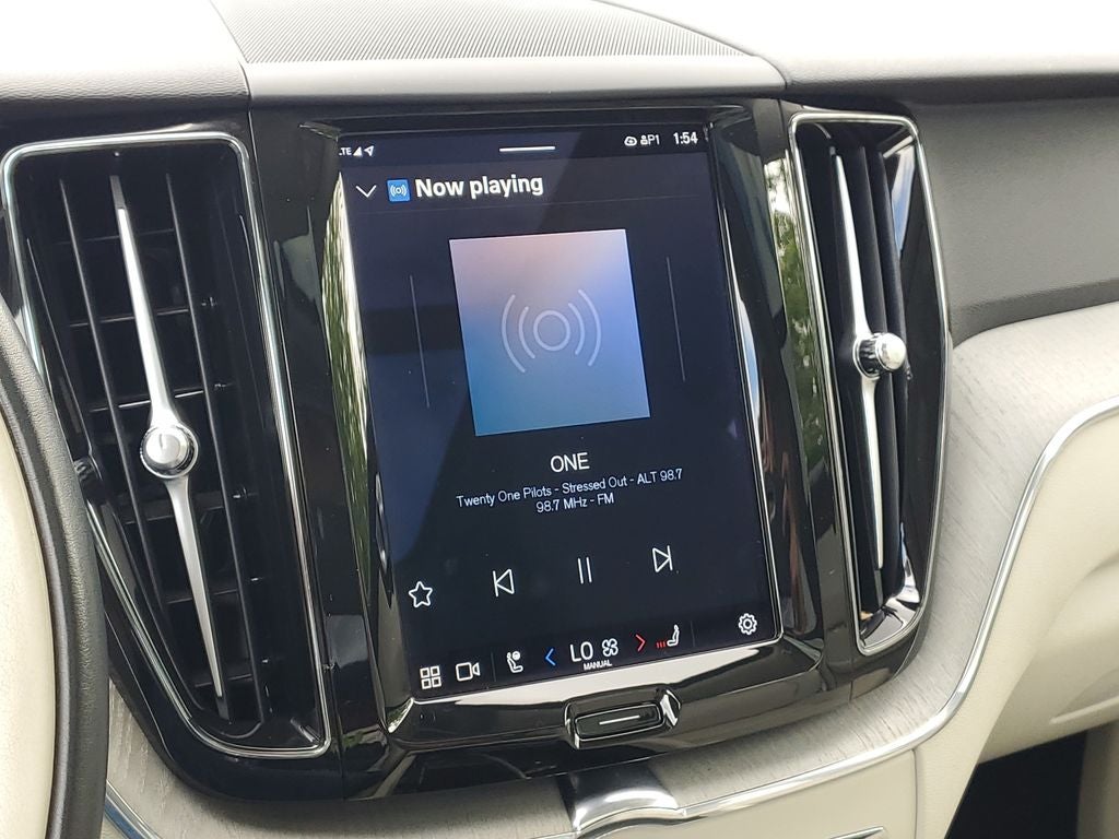 2023 Volvo XC60 B5 Plus Bright Theme