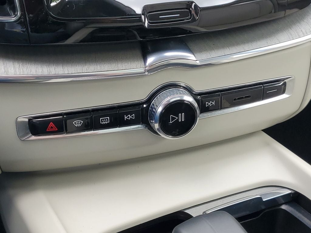 2023 Volvo XC60 B5 Plus Bright Theme